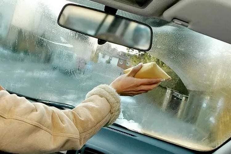 Что делать, если потеет лобовое стекло